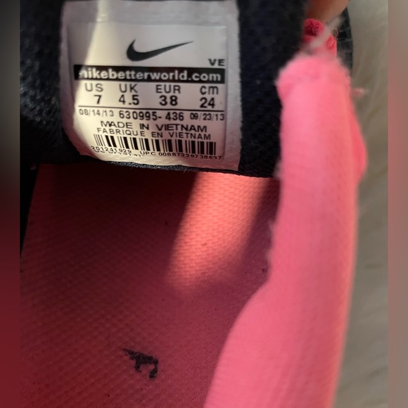 Like new Nikes barely worn navy blue and hot pink size 7 - Picture 2 of 4